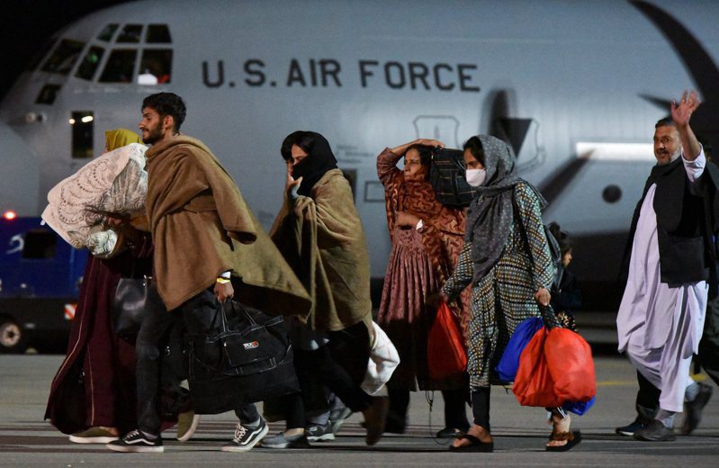 阿富汗民兵組織塔利班已保證，美軍本月31日完成撤離行動後，塔利班將繼續允許外國人和持有外國旅行文件的阿富汗人「安全且有秩序」地出境。路透