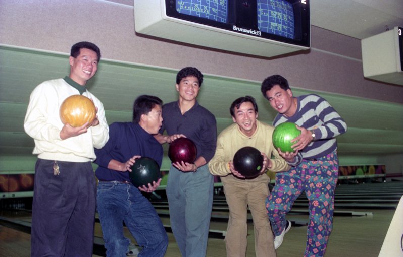 1992年兄弟球團舉辦保齡球賽，圖為李居明(左起)、洪一中、吳復連、江仲豪、王光輝。 聯合報系資料照