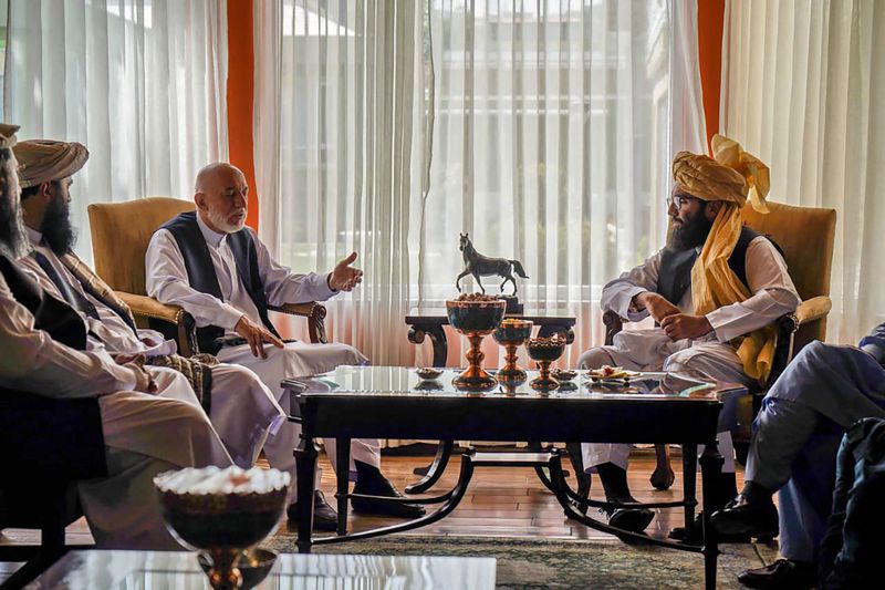 神學士高層領導人哈利勒‧哈卡尼的侄子阿納斯（右）18日代表該組織，與阿富汗前總統卡薩（中左）等阿富汗政府官員會面。法新社