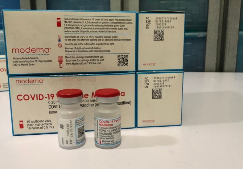 捷克政府捐贈的3萬劑莫德納疫苗，有2批號效期皆到明年。圖／食藥署提供