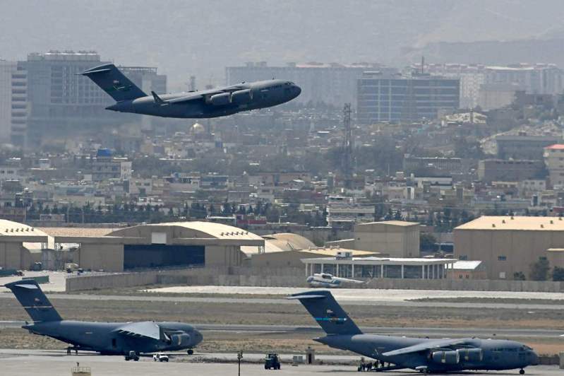 美國空軍一架運輸機卅日從喀布爾機場起飛。美軍卅一日全數撤離阿富汗。（法新社）
