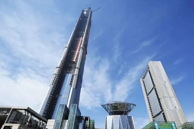 2015年封頂後就因資金不足未建成的天津117大廈，原本是「中國第一高樓」卻變成「最高爛尾樓」，至今連外層的帷幕牆也沒有裝完。圖／取自智谷趨勢公眾號
