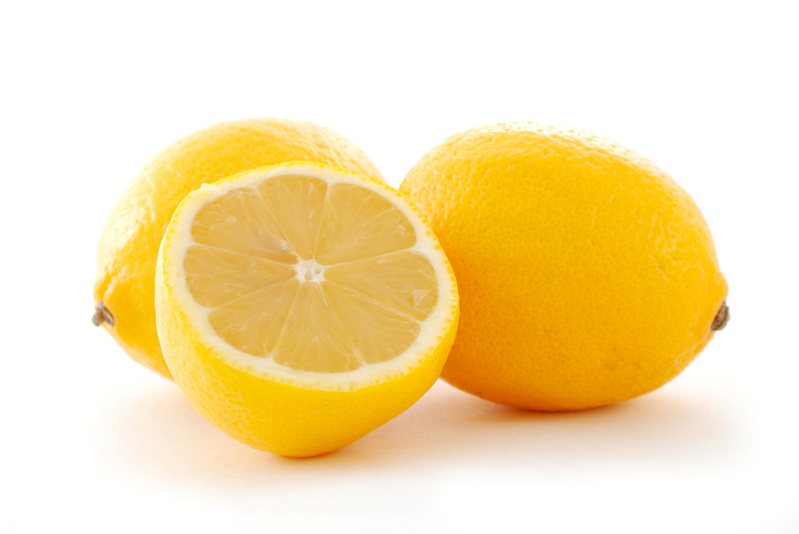 日本醫師宮本日出親身實踐，認為餐前用檸檬水漱口，可以改善食慾。圖片來源／ingimage