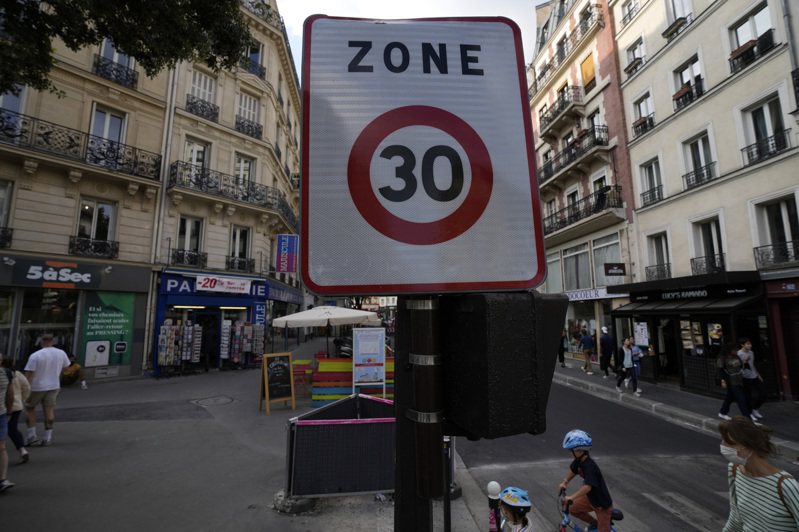 图为法国巴黎的城市限速计画。美联社(photo:UDN)