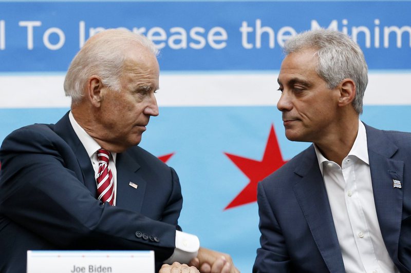 美國拜登總統（左）8月20日提名前芝加哥市市長伊曼紐為美國駐日大使。圖為2014年時任副總統的拜登，與伊曼紐在芝加哥參加一場論壇。路透
