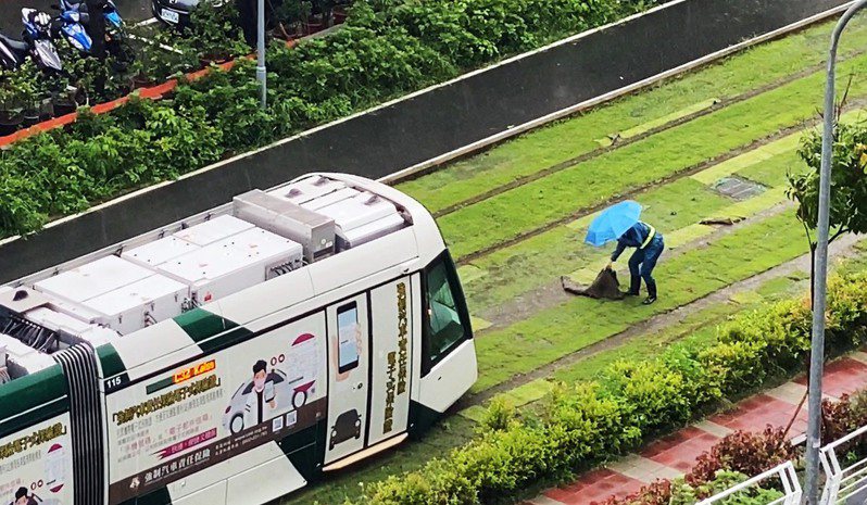 7月31日高雄輕軌文武聖殿站至C15壽山公園路段也曾發生草皮外掀與位移導致列車暫停。圖／讀者提供