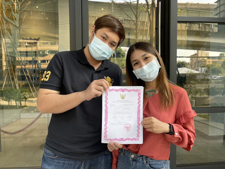 孫先生已於4月初與泰籍老婆在駐泰國台北辦事處連線完成結婚登記。