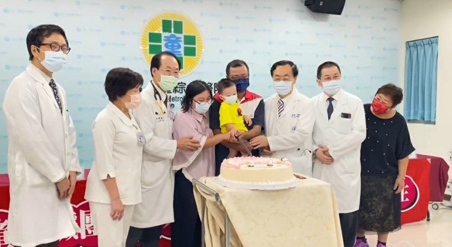 一歲多男童患缺氧性先天性心臟病，兒童心臟團隊接力合作男童獲新生，今天為他準備慶祝蛋糕。圖／童綜合醫院提供
