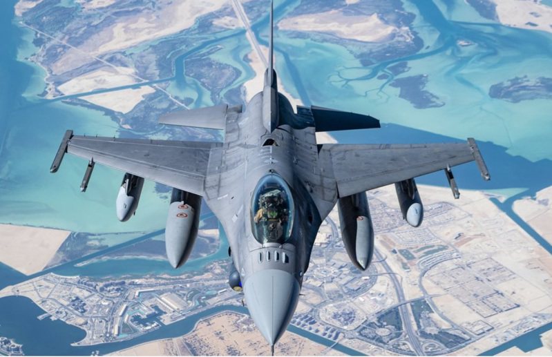 圖為F-16戰隼戰機飛行照。 圖／取自U.S. Air Force