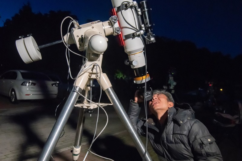 天文專家劉志安說，「觀星一點都不難！」只要靠著雙眼和星座盤，就能學會基本觀星，加上手機APP相當方便。記者黑中亮／攝影