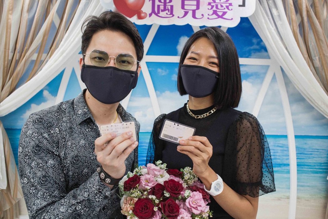 楊昇達（左）與若綺愛情長跑7年，終於登記結婚。圖／伊林娛樂提供
