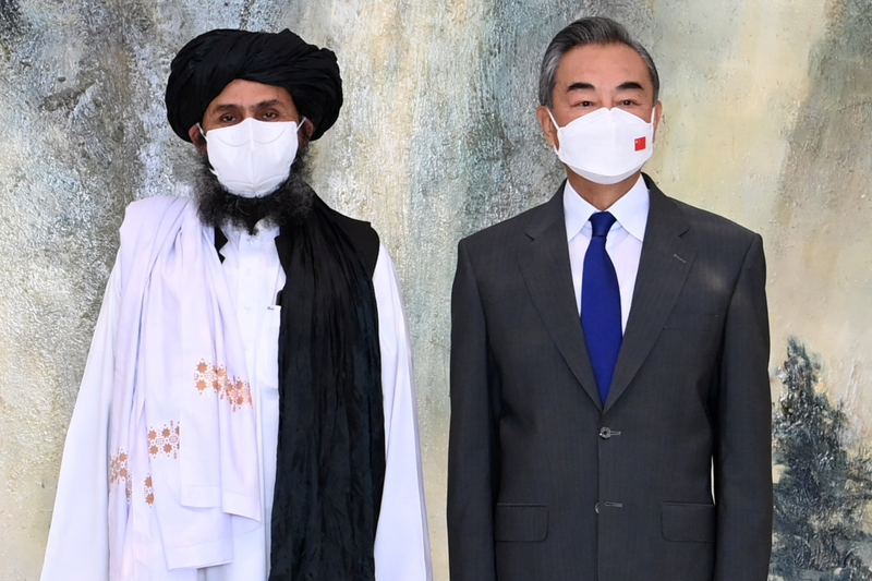 阿富汗民兵組織神學士的政治領袖巴拉達（左）上月在北京，與中國大陸外交部長王毅會面。路透