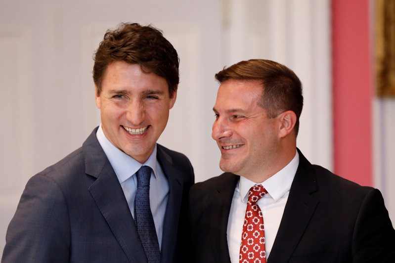 加拿大将接受5千位阿富汗难民，图为该国总理杜鲁多及其移民部长门迪奇诺（右）。路透(photo:UDN)