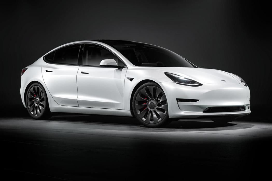 Tesla Model 3。 摘自CarBuzz.com