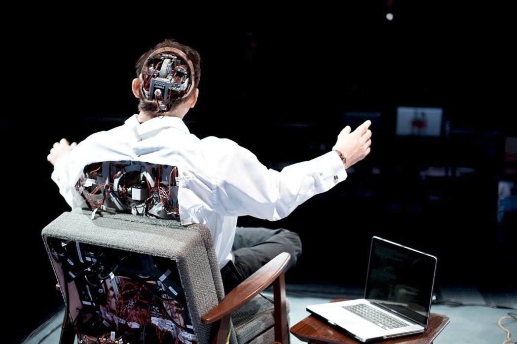 人是否會被機器人取代？德國里米尼紀錄劇團新作《恐怖谷》，為幫助不愛演講的德國作家...