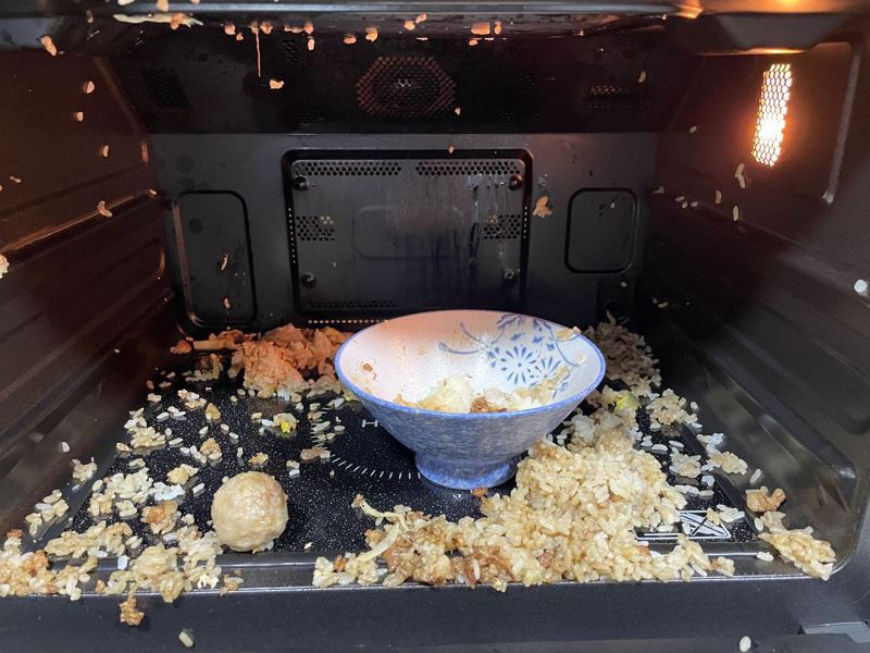 一名網友日前把一碗肉燥飯送進微波爐加熱後，整個微波爐被米飯和肉燥弄得髒兮兮慘不忍睹。 圖／翻攝自Dcard