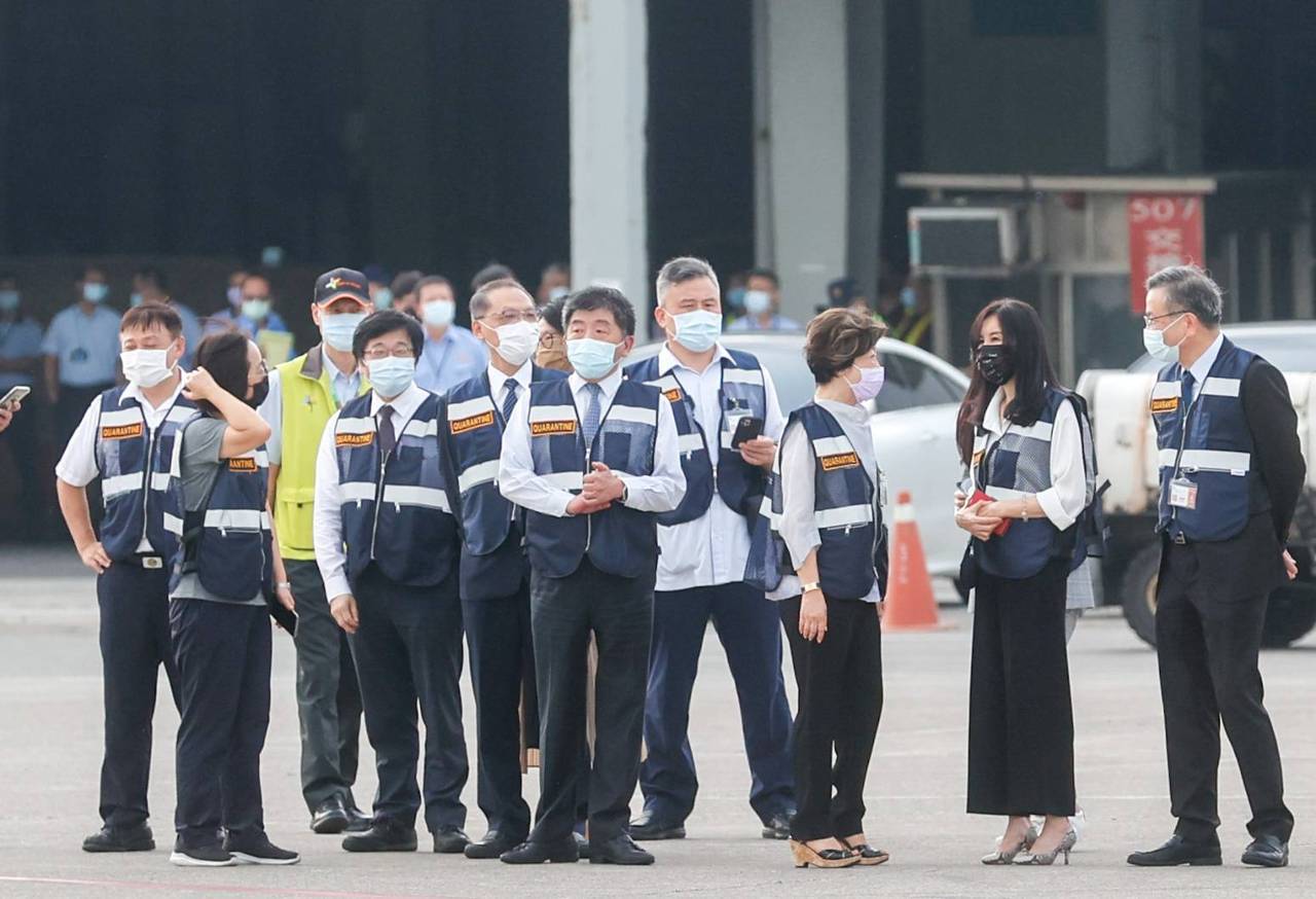 攜帶台灣首批輝瑞BNT疫苗的班機，台灣時間2日上午7時抵達桃園機場。記者鄭超文／攝影