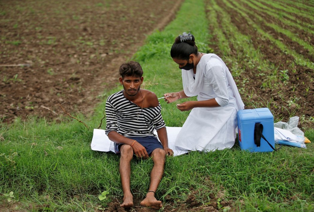 圖為印度古吉拉特邦偏鄉村落，到村助打疫苗的醫護團隊。這裡使用的是印度國產的Cov...