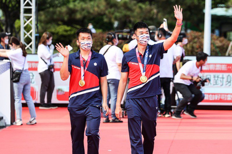 羽球男雙金牌組合「麟洋配」李洋（前左）、王齊麟（前右）獲得BWF年度最佳進步獎。 中央社