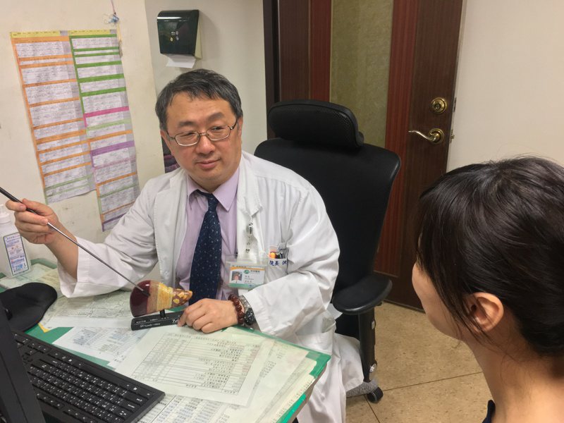 南投醫院院長洪弘昌是肝膽腸胃專家，他提醒有肝硬化、代謝疾病等高危險群病患應定期篩檢，預防肝癌。圖／南投醫院提供