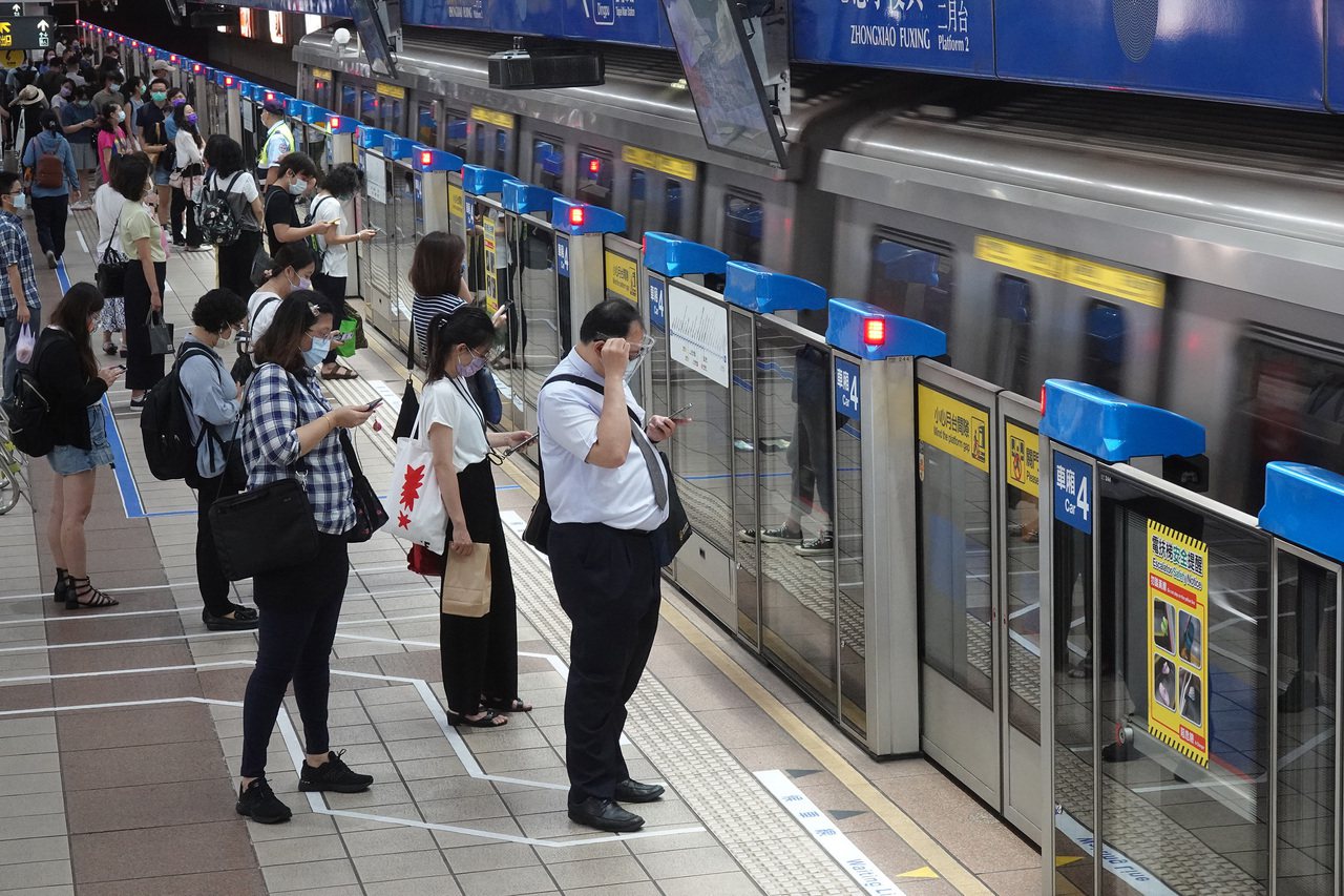 台北市府公布1例確診者足跡，9月4日、5日連續兩天都搭乘台北捷運，照片為示意圖，人物與本文無關。聯合報系資料照