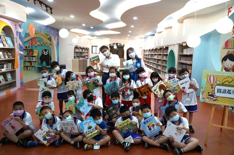 今天是開學首日，新竹縣贈書給1萬3110名小一新生。圖／新竹縣政府提供