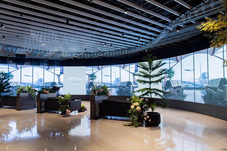 台北101佈置的五樓登機口，一旁並設有仿造機場候機室的等候區，加上環景視覺、植栽，帶來登機的聯想。圖 / 台北101提供