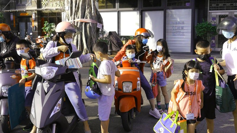 今天開學日，中正國小一早就有不少家長就騎著機車將孩子送進學校。記者蔡家蓁／攝影