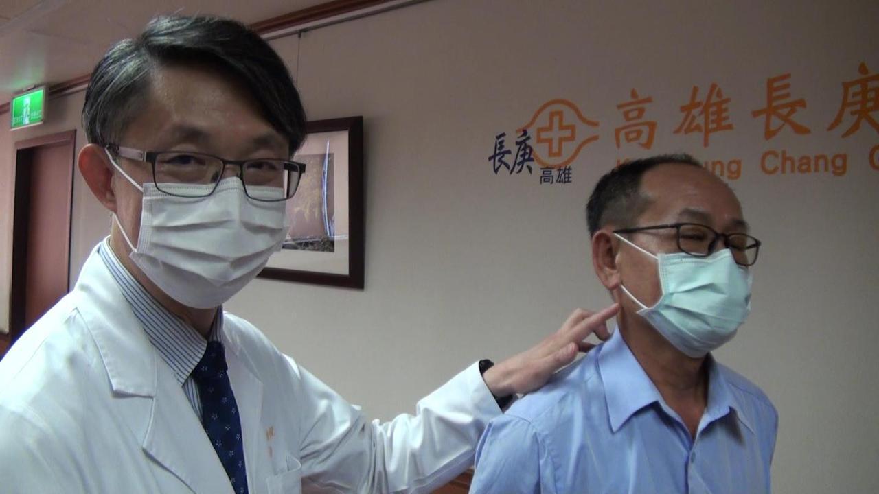 高雄長庚消融中心主任林偉哲（左）說，黃先生的腮腺瘤 長在右耳下，經幾乎無創的消融手術後，未再復發。記者王昭月／攝影