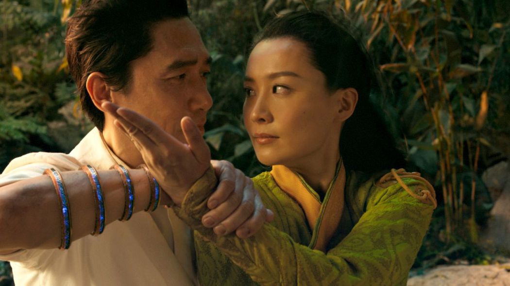 梁朝偉在「尚氣與十環傳奇」與陳法拉飾演一對夫妻。圖／迪士尼提供