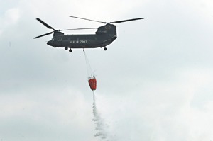 國軍現役最大的CH-47譗契努克豃運輸直升機，投入高山救火陣容，提高山林火災的防救能力。圖／聯合報系資料照片