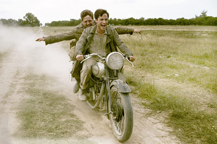 西語電影《革命前夕的摩托車日記》描寫醫學系學生切．格瓦拉與好友阿爾貝托．格拉納多在1951年的公路旅行。圖為《革命前夕的摩托車日記》劇照。 圖／取自IMDb