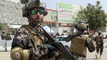 2021 年 8 月 31 日，阿富汗喀布爾，美軍撤離後，塔利班在喀布爾國際機場外站崗。在最後一架美國飛機離開喀布爾機場後，塔利班於周二完全控制了喀布爾機場。AP - Khwaja Tawfiq Sediqi
