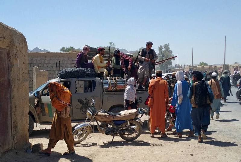 塔利班武裝人員乘坐帶有阿富汗情報部門標誌的汽車在法拉市巡邏。 美聯社