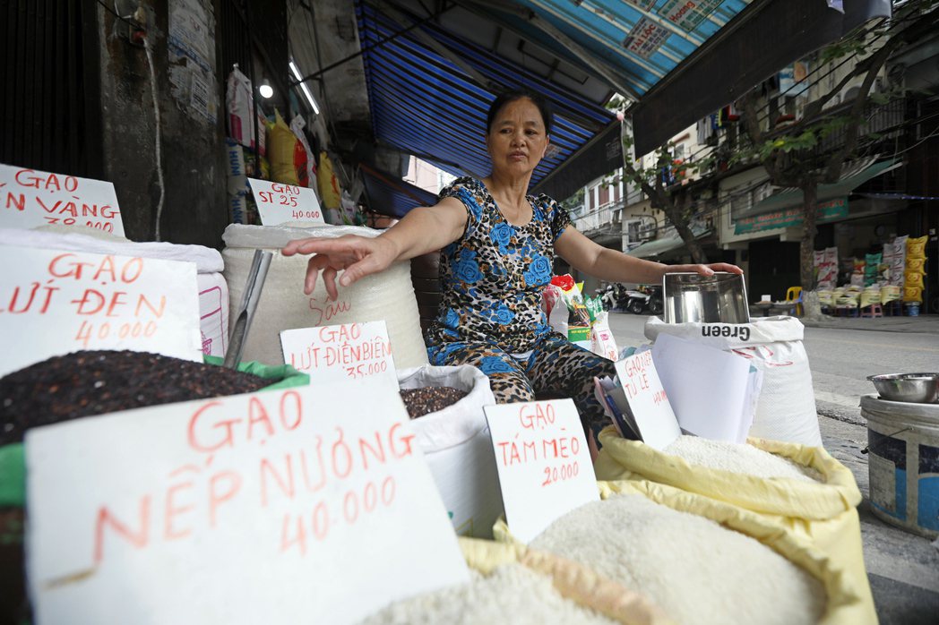 越南河內一處商店街內，店家販售白米。  歐新社