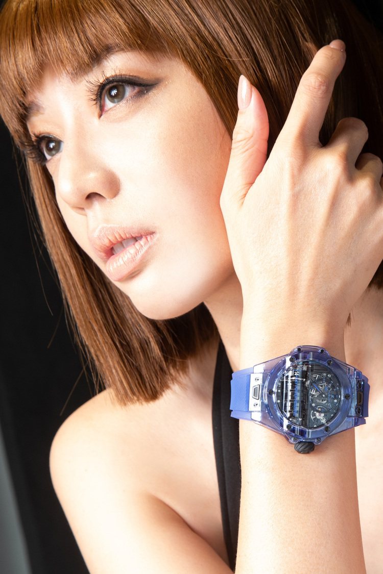 名模王心恬腕間展示著HUBLOT Big Bang MP-11藍色藍寶石水晶腕表。圖／宇舶表提供