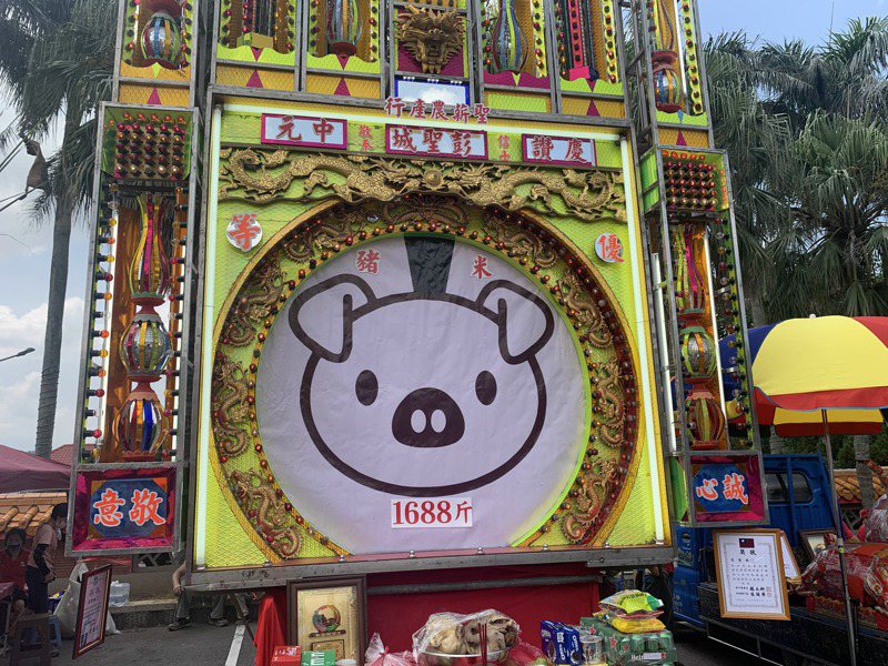 創意神豬已經成為義民祭上的另個看點，今年也出現信徒奉獻千斤白米豬。記者巫鴻瑋／攝影