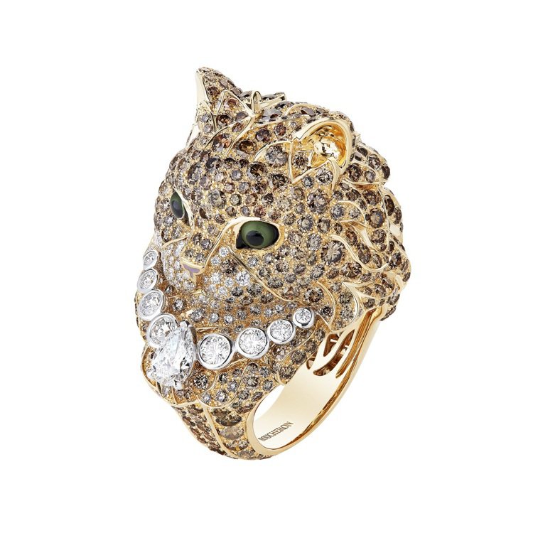 Boucheron Wladimir貓咪造型戒指，白金和黃金750，鑲嵌鑽石、香檳色鑽石、黑色藍寶石、石英、珍珠母貝、綠色沙弗萊石，訂價約220萬元。圖 / Boucheron提供