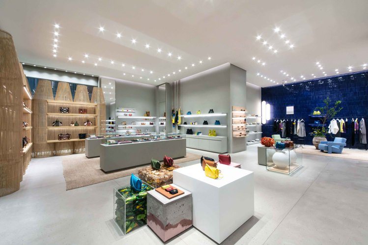 LOEWE在高雄全新購物中心E Sky Mall義享時尚廣場開設專門店。圖／LOEWE提供