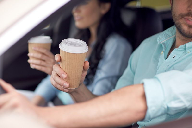 一名女網友不滿自己不小心把咖啡潑到曖昧對象的車上，卻被趕下車。示意圖／Ingimage