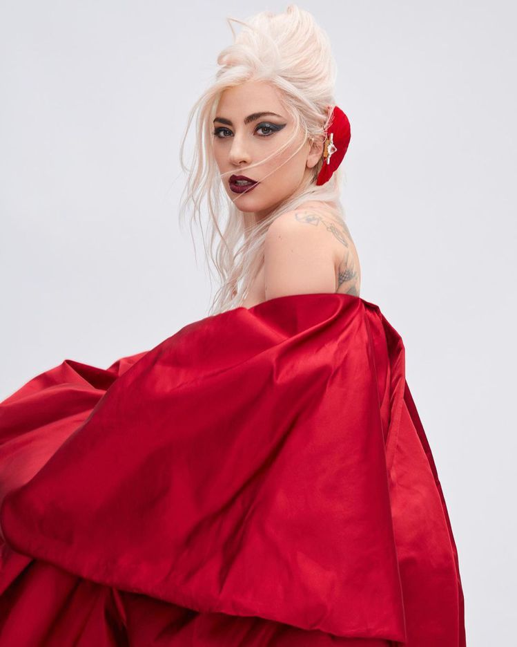 Lady Gaga身穿高級訂製服，代言VALENTINO Voce Viva香水...