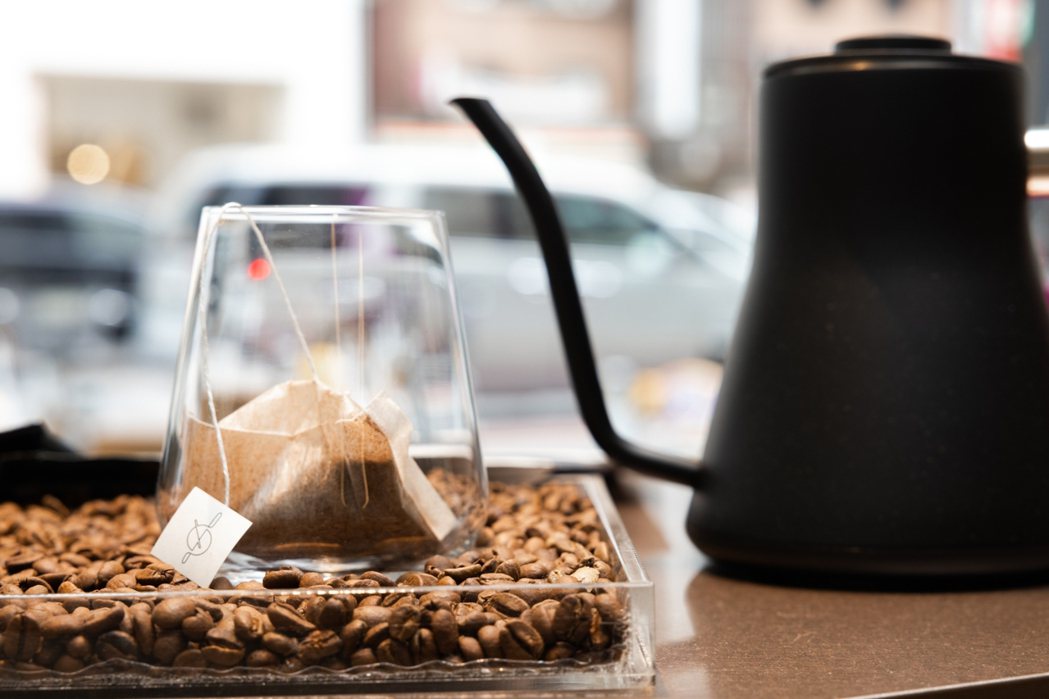 濾泡咖啡除了傳統的熱沖之外也可以冷泡，變化出更多不同的咖啡風味。圖／沈昱嘉攝影