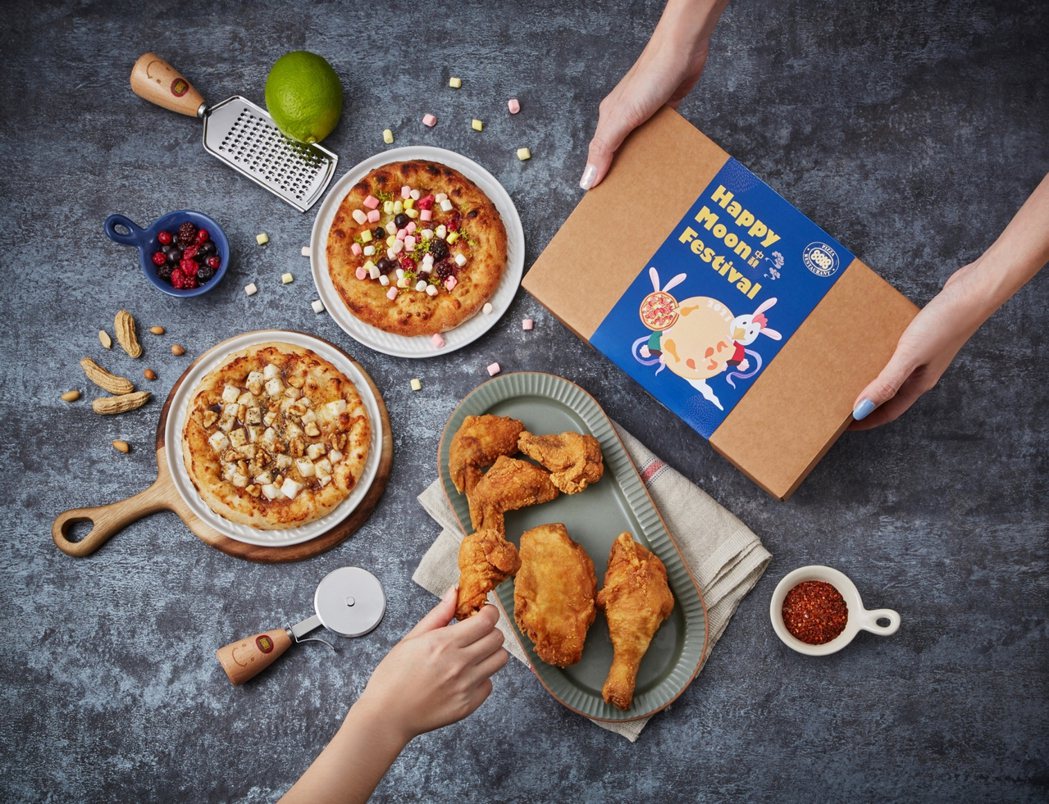 8818推出「中秋舒適吃雞禮盒」，內含經典炸雞與甜比薩，提供佳節團聚新選擇。