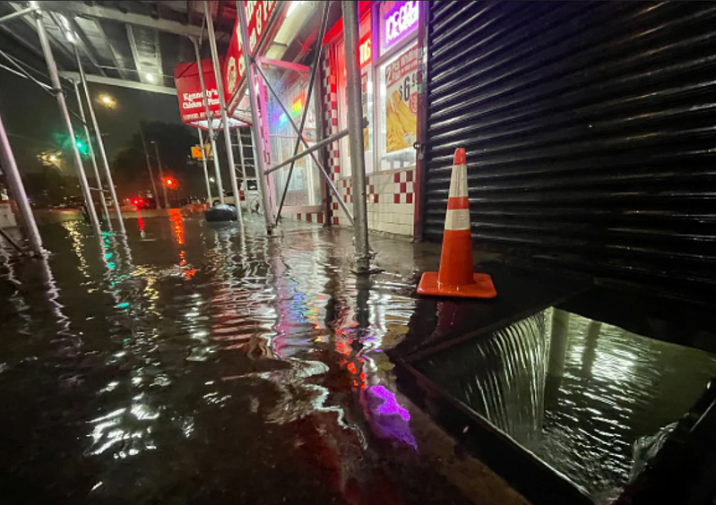 創紀錄的降雨產生的水流進紐約市的地鐵，至少困住了17列火車，並迫使整個晚上和清晨暫停服務。法新社