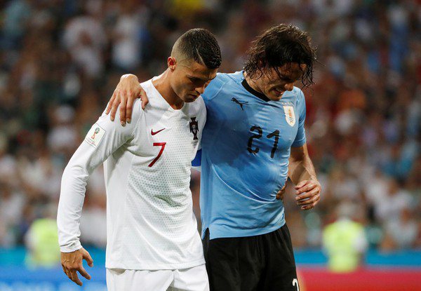 在2018世足賽場上葡萄牙對上烏拉圭的比賽中，C羅攙扶受傷的卡瓦尼退場。（路透）