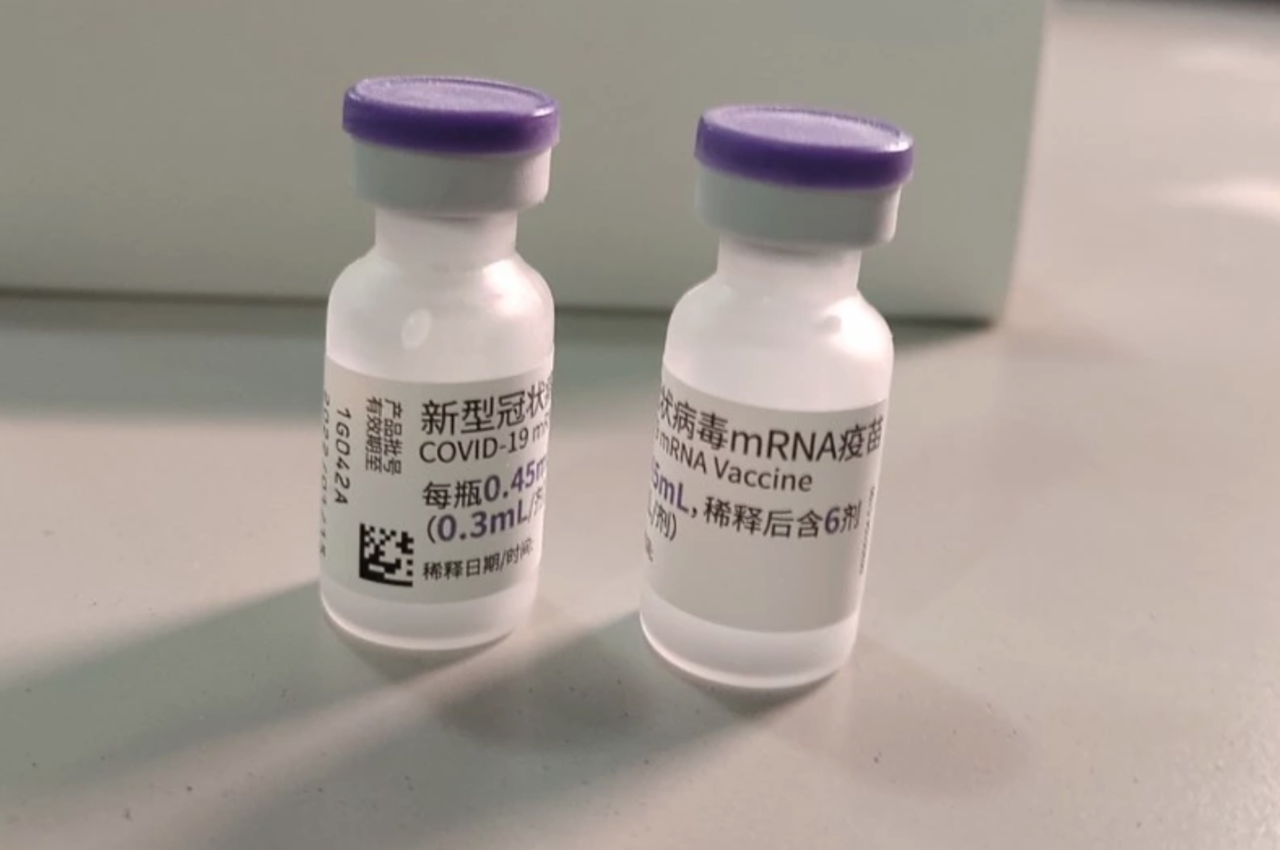 首批BNT疫苗已進入檢驗封緘程序，瓶身上的文字以簡體字說明。圖／食藥署提供