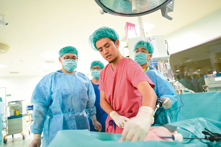 秀傳亞洲微創手術訓練中心邀請專家傳授微創腹腔鏡手術。圖╱彰濱秀傳紀念醫院提供