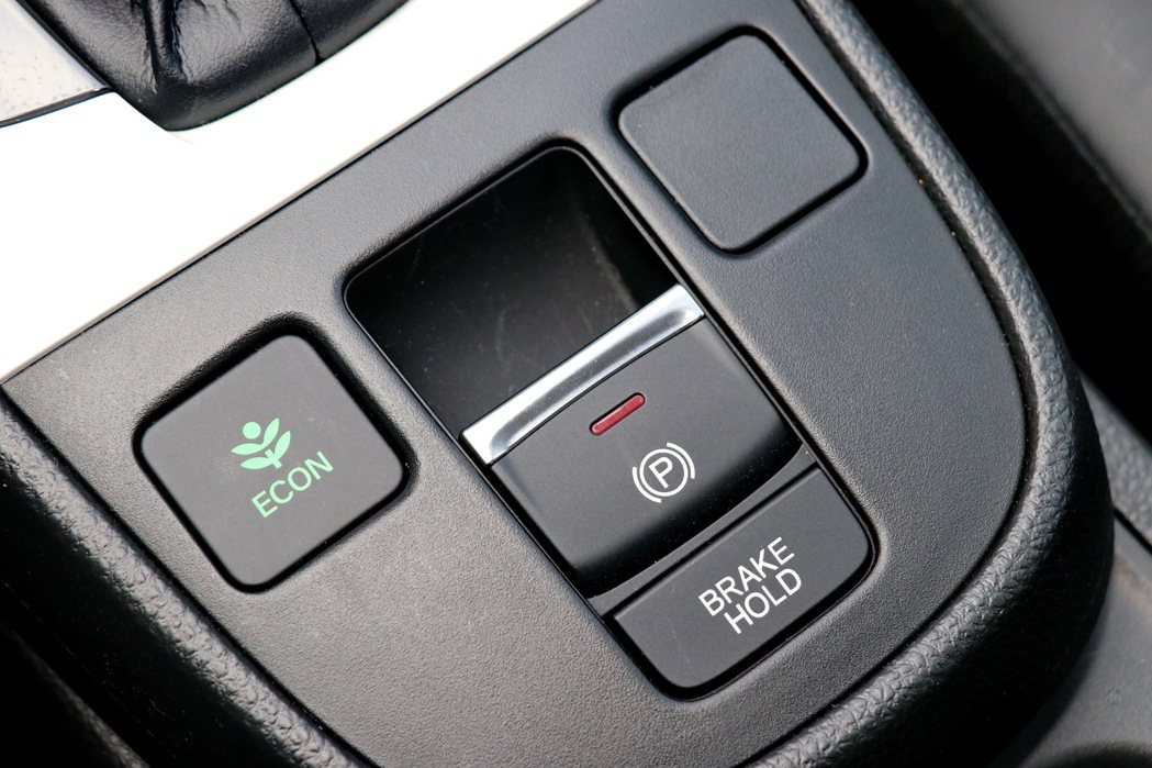 Honda Fit還提供EPB電子式駐車煞車及BRAKE HOLD 智慧型煞車鎖...