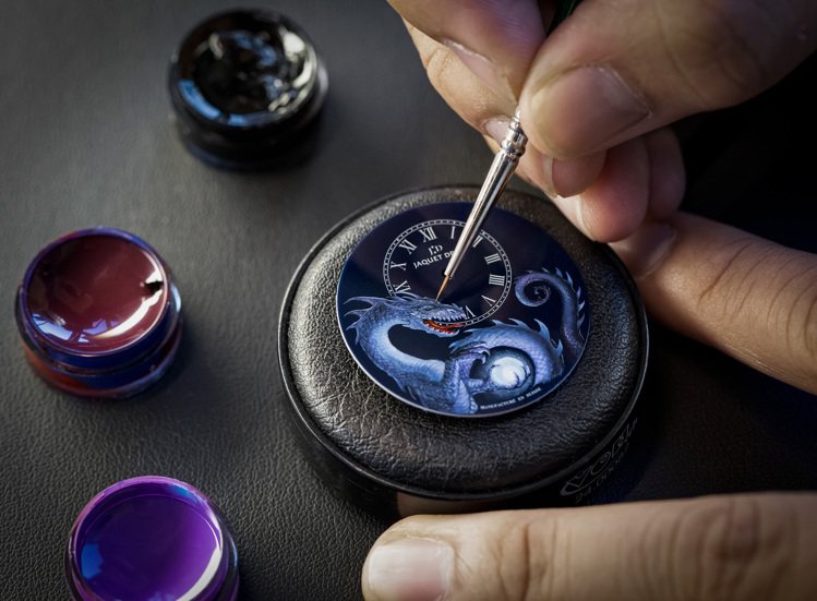 雅克德羅是少數擁有自家琺瑯工坊的瑞士高級鐘表品牌，並在琺瑯工藝上的琢磨甚深。圖 / 雅克德羅提供