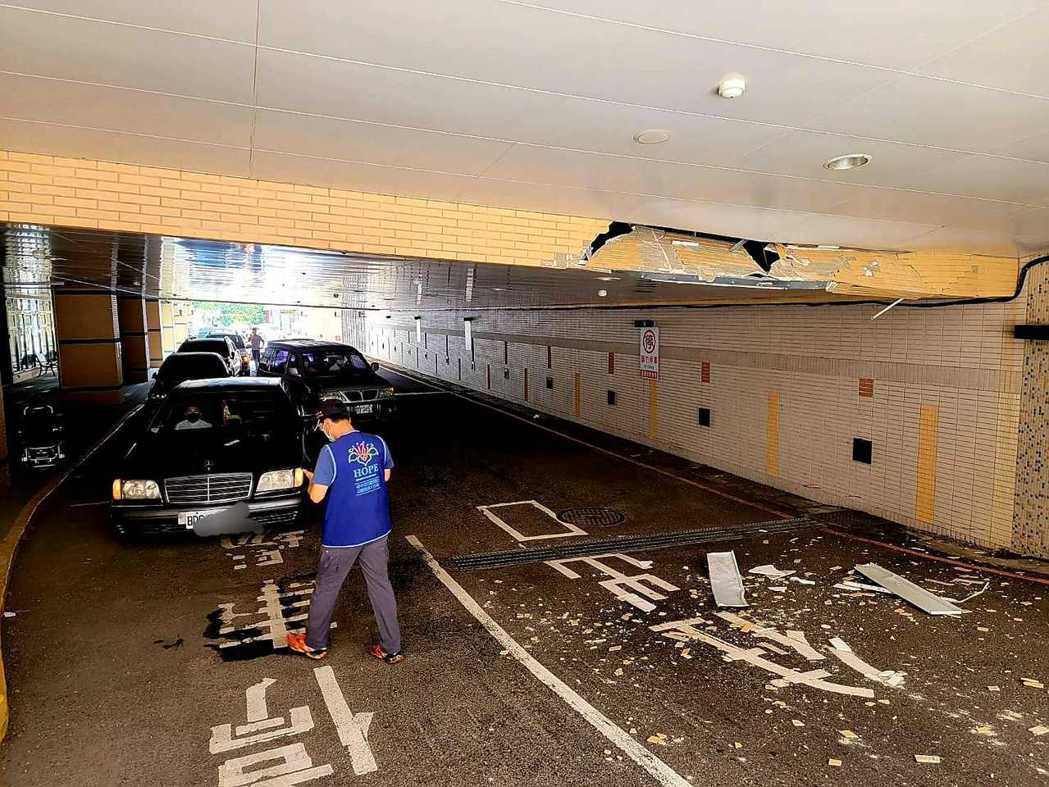 肇事貨車撞到天花板，導致瓦礫砸到蔡義德的座車。圖／蔡義德提供